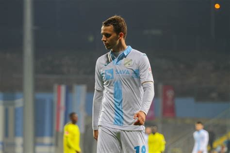 Robert murić (born 12 march 1996) is a croatian professional footballer who plays for croatian club rijeka, as a winger. Robert Murić u momčadi prvog kola u izboru Sportskih ...