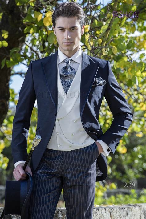Allacciatura con bottoni, gilet rimovibile allâ€™ abito giorgio armani, doppio petto, blu scuro, taglia 52, originale. Abito mezzo tight moda blu da sposo | Moda blu, Abiti, Vestiti da uomo