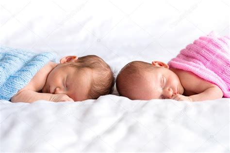 De pyjama's en rompers zijn super comfortabel en kwaliteitsvol. Baby jongen en meisje tweeling — Stockfoto © Patryk ...