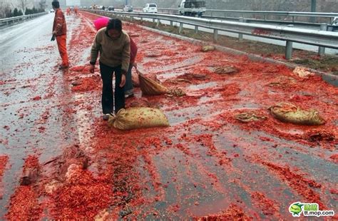 Berdasarkan maklumat yang terdapat dalam gambar tersebut, tulis ulasan yang panjangnya antara 80 hingga 100 patah perkataan. Gambar-Gambar Dahsyat 'Jalanraya Berdarah' Kemalangan Ini ...