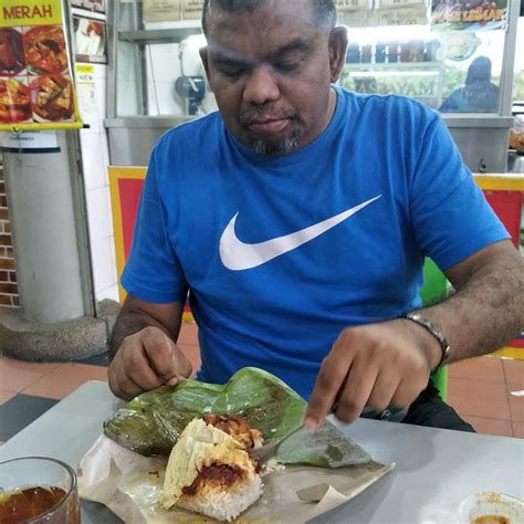 Asam pedas is a sour and spicy curry soup, a wonderful example of the extreme chili content this is the extensive menu at asam pedas pakman in melaka, malaysia. Nasi Lemak Daun Pisang ni datang dari gerai yang sama.