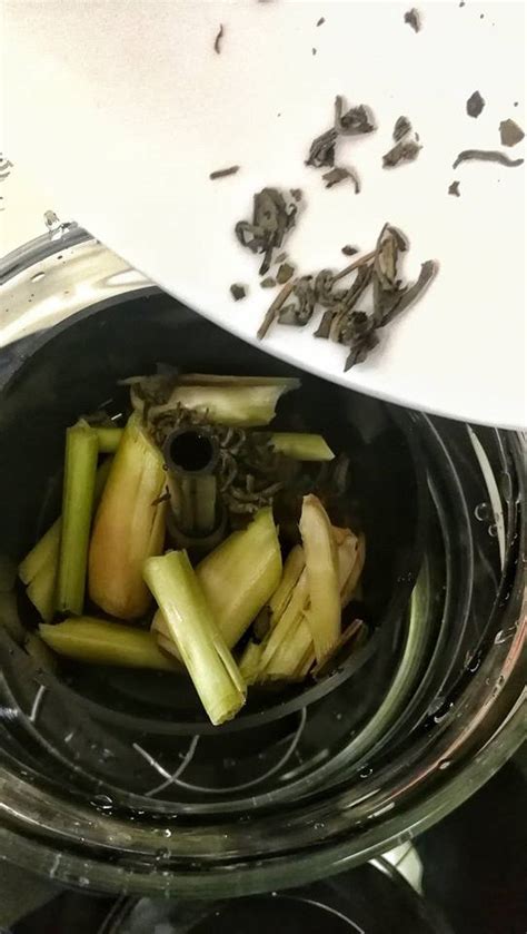 Contoh teh hitam yang ada di pasaran adalah teh boh, lipton, teh sabah, teh ceylon dan ke dalam minuman, dan kedua, faktor uncang, yang mana penggunaan uncang (seperti teh uncang). Amalkan Teh Serai Je Untuk Awet Muda, Petua Wajib Cuba ...