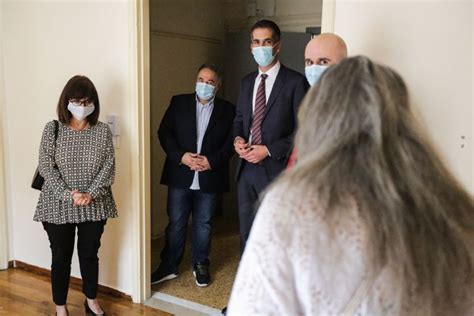 Μετά από μία λιτή και χωρίς.χειραψίες, ελέω κορονοϊού, τελετή στη βουλή την παρασκευή το πρωί η κατερίνα σακελλαροπούλου ορκίστηκε ως νέα πρόεδρος της δημοκρατίας. Κατερίνα Σακελλαροπούλου στο Πολυδύναμο Κέντρο Αστέγων ...