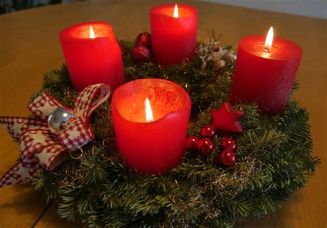 Aus einem alten wagenrad baute er daraufhin einen adventskranz, der rote kerzen für jeden tag und vier große weiße kerzen für jeden adventssonntag trug. Einen Adventskranz selbst binden - nachgeharkt