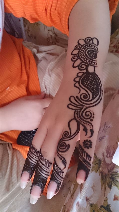 Henna tattoos super billig finden und mit vergleiche.de jetzt bis zu 57% sparen it looks cool | Hand henna, Hand tattoos, Henna hand tattoo