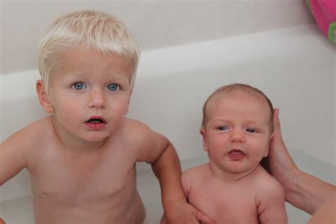 Some baby *experts* say to feed before the bath (i think baby whisperer). Baby Durso: 2x Bathtime fun