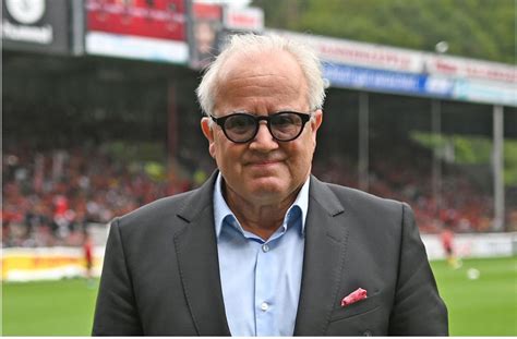 Fritz keller beim frühstück im „kongresshotel potsdam. DFB-Präsidentschaftskandidaten: Fritz Keller besteht ...