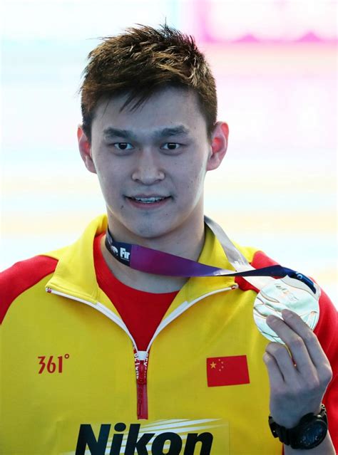 孫 楊（そん よう、sun yang）は、中国・浙江省杭州市出身の競泳選手。専門は中長距離の自由形。 バスケットボール選手の父親とバレーボール選手の母親の間に生まれた。 2008年の北京オリンピックの1500m自由形で8位となった。 游泳》中國名將孫楊拒藥檢慘遭禁賽8年 生涯恐結束 - 自由體育