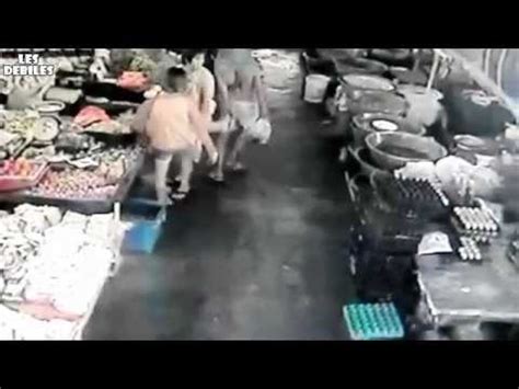 Mais ses patted et sa queue sont grises et blanches. Fille se prend une main au cul - Video - YouTube