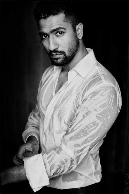 Check out more about vicky kaushal age, height, weight, biography, girlfriend, movies, awards, photos, family, net worth, and many more. Vicky Kaushal - Biography, Height & Life Story | Super ...