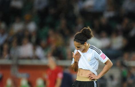 Die beste deutsche fußballerin ist wieder da. Trikot-Strip: Bajramaj zeigt, was sie drunter hat | Fußball