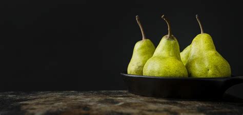 Ogni fotografo può creare una foto perfetta per te. Pere di lusso in ciotola nera | Foto Gratis