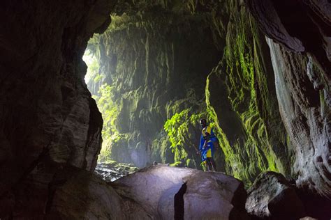 Rosafarbene sandstrände, kristallklares wasser und eine große anzahl von schiffswracks und vorgelagerten riffen, die es zu entdecken gilt, machen. Vanuatu - Inseln der Magie und lebendiger Tradition ...