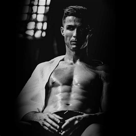 Полное имя — криштиану роналду душ сантош авейру (cristiano ronaldo dos santos aveiro). Cristina Ferreira rendida a abdominais de Cristiano ...