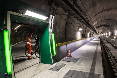 Galleria del san gottardo) is a 15,003 m (49,221 ft) long railway tunnel and forms the summit of the gotthard railway in switzerland. Inside Switzerland's Gotthard Base Tunnel | Engineering360