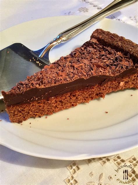 Evitiamo anche di versare acqua all'interno del cioccolato precedentemente fuso. Torta al cioccolato con crema e scaglie di cioccolato ...