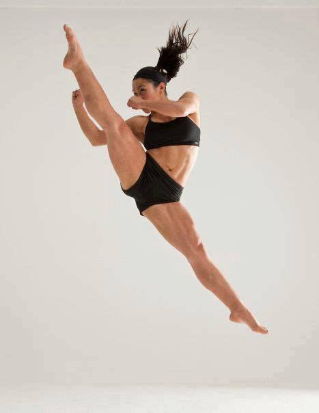 Both yoga and martial arts are used to promote personal development, increase awareness of self and release tension. Pin de patrick walker en Martial Arts | Poses humanas ...