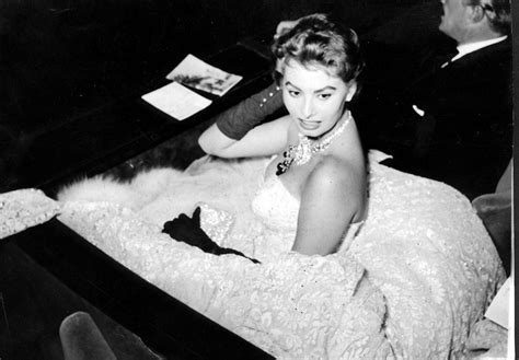 Here are 13 of her best looks ever. Leinwandgöttin und „Mamma Nazionale" - Sophia Loren wird 85