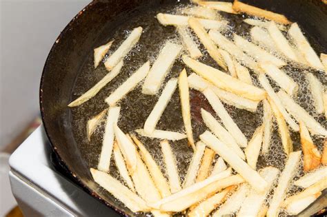 El desecho adecuado del aceite de cocina usado es una importante preocupación en la gestión de residuos. Cómo reutilizar el aceite de cocina usado