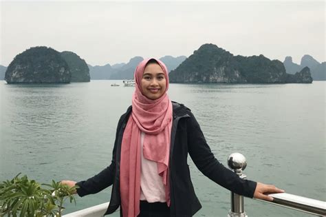 Check spelling or type a new query. Gambar Perempuan Berhijab Sedih - status wa sedih