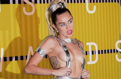 Für den rolling stone posiert sie, wie könnte es anders sein, nackt. Miley Cyrus führte als Moderatorin durch den Abend. Ihre ...