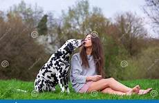 chien baiser jeune obtient dalmatien