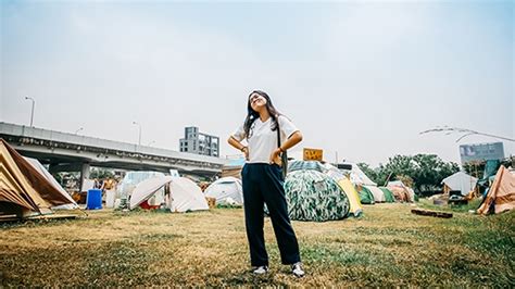 最近，一個17歲中國移民工女孩的真實故事在倫敦紀錄片影院上映，引起英國媒體的關注。 這部題為《almost heaven》（咫尺天國）的紀錄片是英國女導演凱露.索爾特（carol salter）和她的合作伙伴花了三年時間拍攝製作的。 影片追隨一個叫瑩玲的女孩從家鄉四川來到長沙找. 無差別對話，17歲少女的世界公民咖啡館