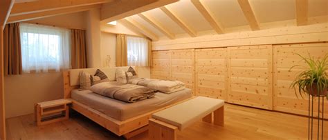 Qui troverete letti in legno di cirmolo adige prodotte e vendute dalla carpenteria neulichedl. camere da letto in cirmolo (pino cembro) - Salute e ...