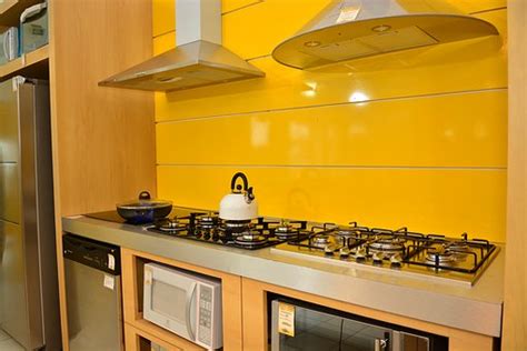 Model ini didesain sangat sederhana hanya memiliki tempat untuk mencuci piring, tempat untuk meletakan kompor, dan sedikit tempat kosong untuk meletakan barang lainnya atau difungsikan untuk hal lain. 20 Model Dapur Sederhana yang Cocok untuk Berbagai Tipe Rumah