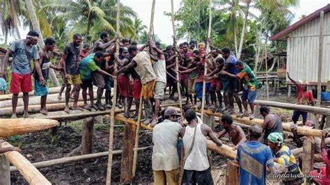 Rumah adat jew sangat unik karena dibangun dalam ukuran yang besar, bahkan mencapai 50 meter, yang dalam pembuatannya tidak menggunakan paku, karena mereka tidak mengenal paku. all about my stuff