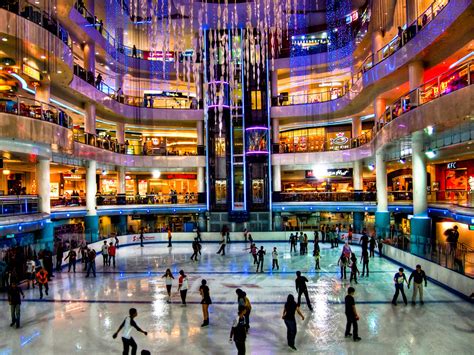 Opened in 1997, the distinctive retail landmark is one of the largest shopping centres in the country. Mua sắm tẹt ga khi đi du lịch Malaysia - Lacviet travel