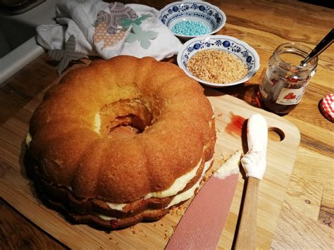 Den abgekühlten kuchen waagerecht in drei schichten schneiden. Lecker: Rezept Frankfurter Kranz als Geburtstagskuchen