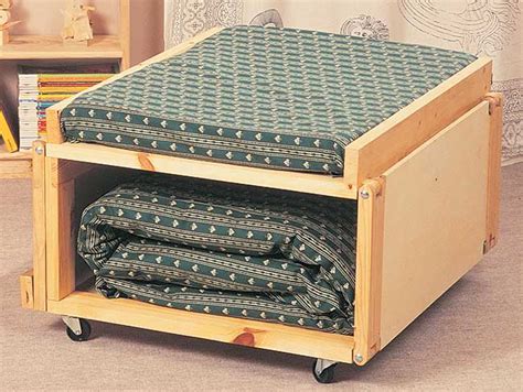 Comodo pouff imbottito che alla necessità diventa un letto singolo. Pouf letto fai da te in legno | 13 foto descritte passo-passo