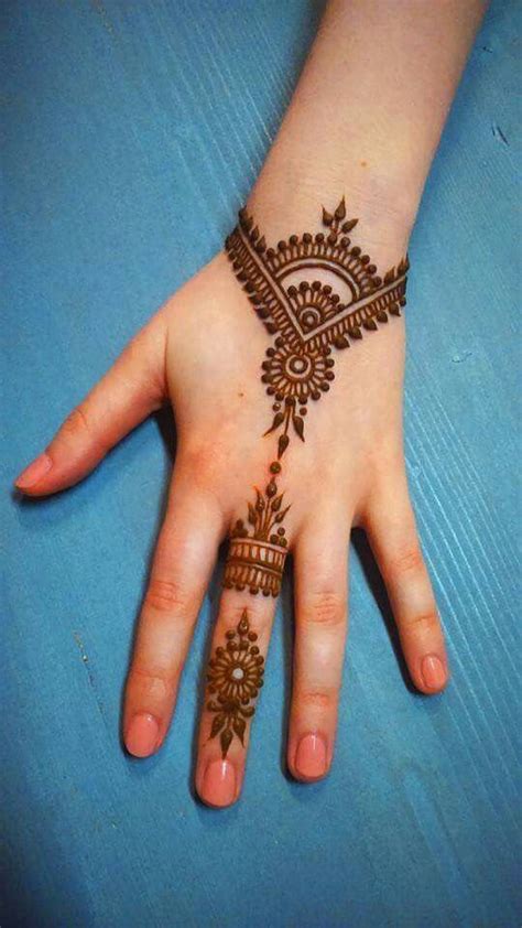 Both have to find the name of each other on their hands. Mehndi Designs For Eid 2020 | Reviewit.pk