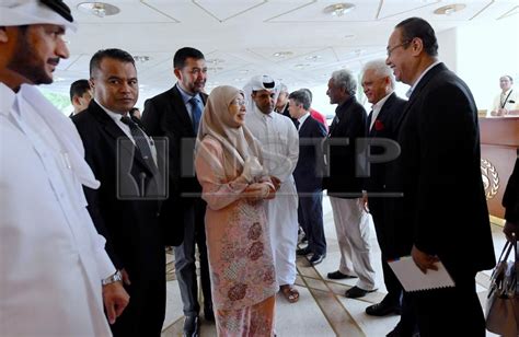 Datuk seri dr wan azizah wan ismail. Dr Wan Azizah arrives in Doha; to have audience with Qatar ...