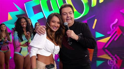 Hilário faustão no programa do silvio santos Daiane de Paula comenta estreia como assistente de palco e ...