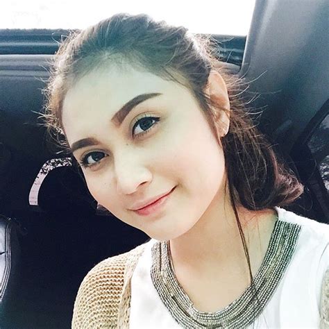 Pencuri hati merupakan single kedua ayda jebat yang juga merupakan ost drama isteri vs tunang. lirik lagu: Pencuri Hati - Ayda Jebat