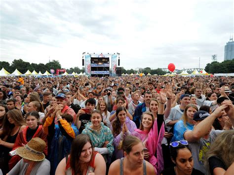 When over 100,000 people showed up (nearly 7 times the anticipated crowd), the politicians knew they were on to something, and it became an annual multiday event. Alle Bilder zum Donauinselfest 2018 in Wien ...