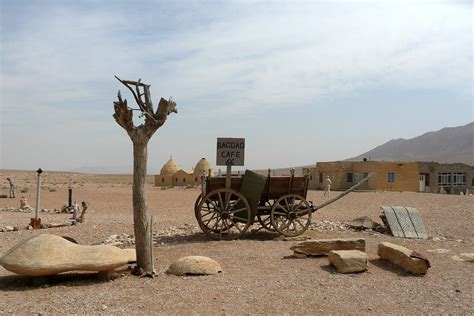 Man kann lange herumreden, aber auch direkt mit der tür ins haus fallen: *Bagdad Cafe 66* Foto & Bild | asia, middle east, syria ...