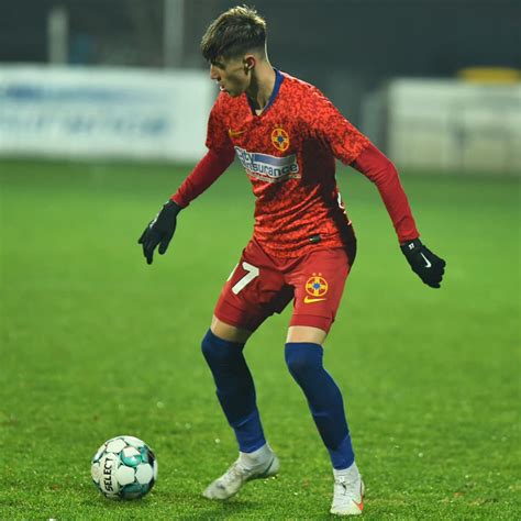 Octavian popescu former footballer from romania goalkeeper last club: FCSB. Octavian Popescu, tânăra speranță a fotbalului ...