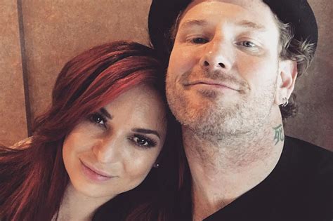 Corey anunciou o noivado com alicia dove, integrante do grupo musical cherry bomb, em 7 de abril de 2019. Corey Taylor (Slipknot) e sua moglie Alicia stanno ...