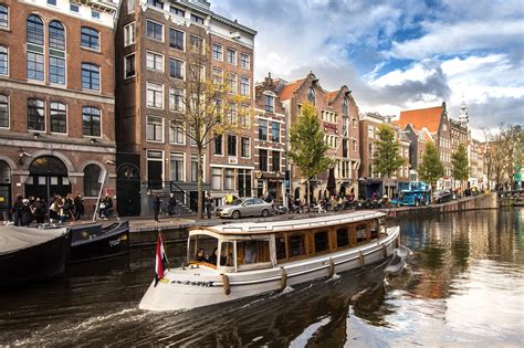 With one ticket, you can visit amsterdam. Amsterdam valt uit elkaar, decennia achterstallig ...