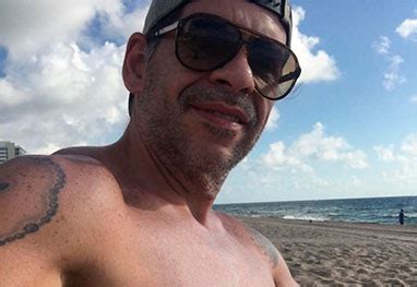 We did not find results for: Leandro Hassum mostra peitoral sarado em dia de praia ...