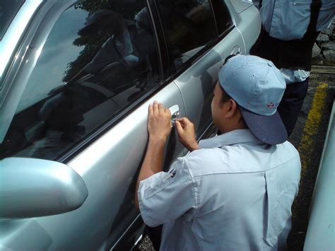 Sebagai contohnya sesetengah kereta mempunyai jalur pada bahagian cermin belakang. NuKiLaN KeHiDuPaN /:~: CaRa BaRu MeRoMPaK KeReTa