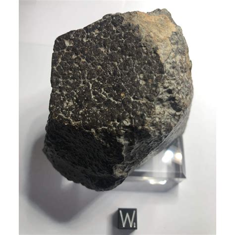 Meteorites have proven difficult to classify, but the three broadest groupings are stony, stony iron, and iron. Météorite : NWA 2239