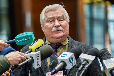 Wałęsa was an electrician by trade. Lech Wałęsa poprawia Bartosza Kownackiego. Ostra wymiana zdań