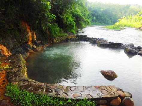 Dengan mandi air panas maka kamu yang mengalami gangguan stres dan cemas bisa sedikit berkurang. Pemandian Air Panas di Indonesia yang Bisa Bikin Kamu Rileks