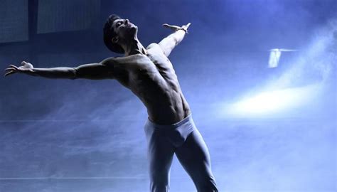 I love to dance (just not ballet) at one time i was placed in ballet. Sanremo, Roberto Bolle balla Queen e passo a 2 con ...