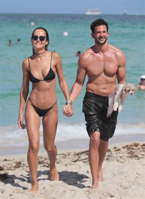 These celebrities don't take their fame too seriously. Best and worst celebrity beach bodies (okay mostly best ...