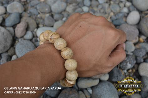 Gaharu adalah sejenis kayu dengan berbagai bentuk dan warna yang khas, memiliki kandungan damar wangi, berasal dari. Gelang Kayu Gaharu Papua « Jual Gelang Tasbih Batu Kayu ...